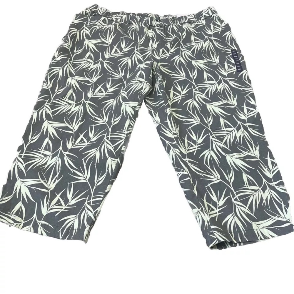 Women's Black and White Leaf-Print Pull-On Shorts